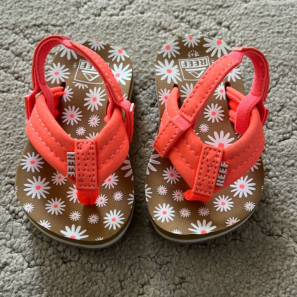 Baby Reef coral flip flops with strap size 4. Never worn